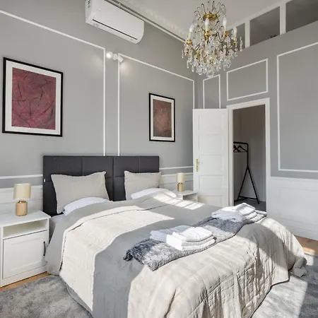 Classical With A Modern Touch! Apartment