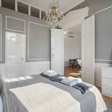 Classical With A Modern Touch! Apartment