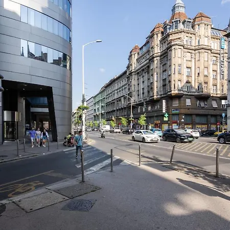 公寓 Classical With A Modern Touch!