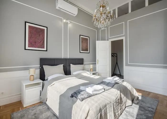 Classical With A Modern Touch! Apartment