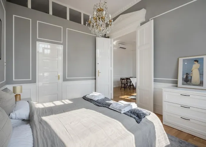 Classical With A Modern Touch! Apartament