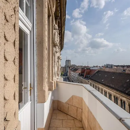 Classical With A Modern Touch! Daire Budapeşte